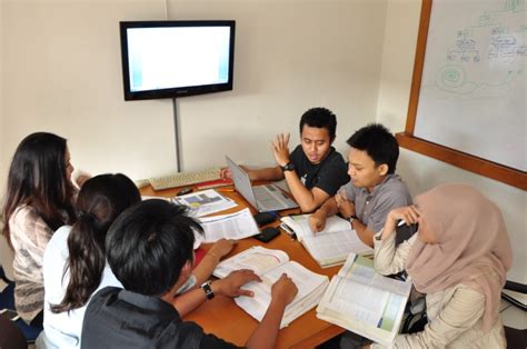 Pembentukan kelompok belajar di kelas merupakan salah satu metode sosialisasi yang efektif dalam meningkatkan kolaborasi antar siswa.